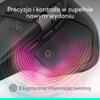 Zbliżenie na ciemnoszarą mysz komputerową z widocznym logo "logi" oraz tekstem: "Precyzja i kontrola w zupełnie nowym wydaniu" i "Z haptyczną informacją zwrotną". W tle widoczne są kolorowe, koncentryczne fale.