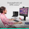 Mężczyzna siedzi przy biurku z laptopem i monitorem, na którym wyświetlany jest kolorowy wzór. Na zdjęciu znajduje się tekst: "Oszczędność od 33% czasu²" oraz "Ze skrótami Actions Ring i MX Master 4".