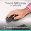 Na zdjęciu widać dłoń trzymającą mysz komputerową na białym tle, z tekstem "Przewijaj 1000 wierszy na sekundę" oraz "Z kółkiem przewijania MagSpeed". Mysz jest grafitowa, a w tle widoczna jest część klawiatury.
