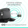 Na zdjęciu znajduje się mysz komputerowa w kolorze grafitowym z widocznym logo producenta oraz adapterem USB, otoczona koncentrycznymi okręgami. Na górze widnieje napis "2-krotnie większa siła połączenia", a na dole "Do pracy wymagającej skupienia" z ikon