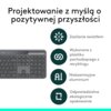 Na zdjęciu widoczna jest klawiatura z napisem "logi" oraz tekst: "Projektowanie z myślą o pozytywnej przyszłości". Obok klawiatury znajdują się ikony z opisami: "Zasilanie światłem", "Wykonane z plastiku pochodzącego z recyklingu", "Niskoemisyjne aluminiu