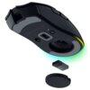 Czarna mysz komputerowa z widocznym spodem, na którym znajduje się napis "RAZER COBRA HYPERSPEED" oraz otwór na baterię i przycisk. Obok myszy widoczne są wyjęte elementy: bateria i okrągła pokrywa.