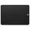 Czarne urządzenie z teksturą w skośne paski, z widocznym logo w kształcie stylizowanej litery "S" na małym kwadratowym elemencie. Produkt to "Dysk SEAGATE Expansion 26TB HDD".