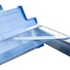 Na zdjęciu widoczny jest fragment metalowej drabiny z niebieskimi plastikowymi elementami ochronnymi na krawędziach. Konstrukcja drabiny składa się z metalowych szczebli i wsporników, które są połączone śrubami.