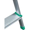 Na zdjęciu widoczny jest fragment metalowej drabiny z zielonymi elementami ochronnymi na stopniach i nogach. Drabina ma aluminiową konstrukcję z wyraźnymi, poziomymi rowkami na stopniach.