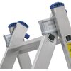 Aluminiowa drabina z niebieskimi elementami zabezpieczającymi na szczycie, widoczna z bliska. Na jednym z boków znajduje się żółta naklejka z napisem "Drabex".