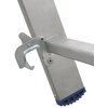 Fragment drabiny aluminiowej z widocznym mechanizmem blokującym i niebieską stopką antypoślizgową. Produkt wykonany z metalu o srebrnym wykończeniu.