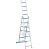 Na zdjęciu znajduje się aluminiowa drabina wielofunkcyjna z kilkoma stopniami, wyposażona w zielone i niebieskie elementy zabezpieczające. Drabina jest rozłożona w pozycji umożliwiającej użytkowanie.