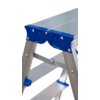 Na zdjęciu widoczna jest metalowa drabina z niebieskimi elementami, w tym złącza i stopnie. Drabina ma aluminiową konstrukcję z ryflowaną powierzchnią na górnym stopniu.
