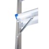 Fragment aluminiowej drabiny z niebieskimi elementami ochronnymi na końcach, widoczny jest również metalowy wspornik. Produkt to "Drabina DRABEX 7001 (0.45 m)".