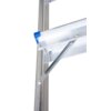 Na zdjęciu widoczny jest fragment metalowej konstrukcji z niebieskim elementem ochronnym na krawędzi. Konstrukcja składa się z aluminiowych profili i wspornika, a całość jest częścią podestu DRABEX 452.