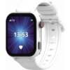Smartwatch z białym paskiem i czarnym ekranem, na którym wyświetlana jest godzina 13:53 oraz ikony zasięgu, lokalizacji, baterii i serca. Obudowa zegarka jest biała z czarnymi i czerwonymi elementami.