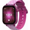 Różowy smartwatch z wyświetlaczem pokazującym godzinę 13:53 na tle promieni w odcieniach różu, z ikoną serca poniżej. Pasek zegarka ma wzór w drobne, jasne plamki.