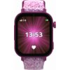 Smartwatch z różowym paskiem w brokatowy wzór, na ekranie wyświetla godzinę 13:53 na tle promieni w odcieniach różu, z ikoną serca poniżej. W górnej części ekranu widoczne są ikony zasięgu, lokalizacji i poziomu baterii.