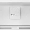 Na zdjęciu widoczny jest biały panel z napisem "NoFrost Multi Cooling" oraz graficznym wzorem z linii i punktów. Panel znajduje się wewnątrz lodówki, poniżej widoczne są otwory wentylacyjne.