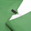 Zielona płachta kempingowa z czarnym uchwytem i białą podszewką widoczna na złożonym fragmencie materiału. Szwy są starannie wykonane, a materiał ma gładką fakturę.