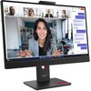 Monitor komputerowy z wyświetlonym obrazem wideokonferencji, na którym widać pięć osób oraz okno czatu z wiadomościami tekstowymi po prawej stronie. Na podstawie monitora widoczne jest logo "Lenovo".