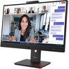 Monitor Lenovo z włączonym ekranem, na którym widoczna jest wideokonferencja z sześcioma osobami oraz okno czatu po prawej stronie. Na podstawie monitora znajduje się logo "Lenovo".