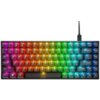 Na zdjęciu znajduje się klawiatura z podświetleniem RGB, z widocznymi klawiszami oznaczonymi literami, cyframi oraz funkcjami specjalnymi. Klawiatura jest podłączona kablem, a na klawiszach widoczne są różnokolorowe światła, tworzące efekt tęczy.