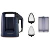 Na zdjęciu znajduje się parownica do ubrań w kolorze granatowym z widocznym logo "Russell Hobbs" oraz trzy akcesoria: dwie nasadki w kształcie trójkąta i przezroczysty pojemnik.