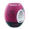 Różowe opakowanie produktu w kształcie jajka z białym logo "Satisfyer" i liniowym rysunkiem twarzy, z widocznym fragmentem tekstury wewnętrznej. Na dole opakowania znajduje się napis "Bubble Masturbator Egg".