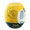 Żółte opakowanie w kształcie jajka z białym napisem "Satisfyer" oraz logo, ozdobione liniowym rysunkiem twarzy. Na dole widnieje napis "Fierce Masturbator Egg", a obok znajduje się ilustracja przedstawiająca teksturę wnętrza produktu.
