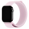 Różowy pasek nylonowy do zegarka, kompatybilny z różnymi modelami Apple Watch, jest przedstawiony na białym tle. Pasek ma teksturowaną powierzchnię i jest przymocowany do czarnej koperty zegarka.