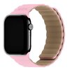 Różowo-beżowy pasek silikonowy do zegarka Apple Watch z widocznym logo "Holdit" na zewnętrznej stronie. Pasek ma falistą strukturę i jest przymocowany do czarnej koperty zegarka.