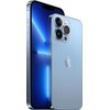 Na zdjęciu widoczny jest błękitny smartfon z trzema aparatami i logo w kształcie nadgryzionego jabłka. Ekran urządzenia wyświetla niebieską grafikę z jasnymi liniami.