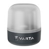 Na zdjęciu znajduje się latarka z półprzezroczystą, matową kopułą i ciemną podstawą, na której widnieje logo "VARTA". Produkt ma prosty, cylindryczny kształt.