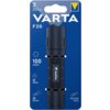 Opakowanie latarki VARTA Flashlight F20 na niebieskim tle z widocznym logo VARTA oraz informacjami: "3 Years Guarantee", "100 Lumens", "10 Hours", "30 Meters", "Precision Focus". Latarka ma czarny, teksturowany uchwyt z napisem VARTA.