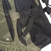 Zbliżenie na plecak w kolorze khaki z czarnymi elementami, widoczna siatka boczna oraz klamra z tworzywa sztucznego. Na materiale znajduje się napis "30L" oraz logo "REDCLIFFS".