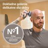 Na zdjęciu widoczny jest mężczyzna używający golarki elektrycznej na głowie, z tekstem "Dokładne golenie delikatne dla skóry" oraz "No1 Philips Marka numer 1 na świecie wśród golarek elektrycznych*". Na dole znajduje się mały tekst: "*Źródło: Euromonitor 