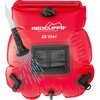 Czerwony prysznic turystyczny z napisem "REDCLIFFS OUTDOOR GEAR 20 liter" oraz widoczną czarną siatką i wężem z prysznicem. Produkt ma czarny korek i paski do mocowania.