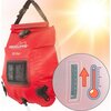 Czerwony prysznic turystyczny z logo "REDCLIFFS OUTDOOR GEAR" i napisem "20 liter" posiada czarny pasek do zawieszenia oraz widoczny wskaźnik temperatury z ikoną termometru. W tle widać jasne światło przypominające promienie słoneczne.
