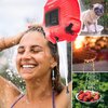 Na zdjęciu widoczny jest czerwony prysznic turystyczny z napisem "REDCLIFFS 20 liter", z którego leci woda na osobę myjącą głowę. Obok znajdują się trzy mniejsze zdjęcia: pies w kąpieli, dłonie myjące się pod strumieniem wody oraz truskawki w durszlaku po