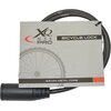 Czarne zapięcie rowerowe z metalową linką, na której znajduje się szara etykieta z napisem "XQ MAX PRO BICYCLE LOCK" oraz "2.8 MM METAL CORE". Etykieta zawiera również grafikę przedstawiającą koło rowerowe.