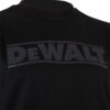 Czarna koszulka z dużym, szarym logo "DEWALT" na piersi. Materiał wygląda na gładki i jednolity.