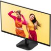 Monitor AOC z czarną ramką i podstawą wyświetla obraz dwóch osób na żółtym tle. Na dolnej ramce widoczne jest logo "AOC".