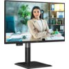 Monitor AOC 24P4U o przekątnej 23,8 cala, rozdzielczości 1920x1080 pikseli, z matrycą IPS, częstotliwością odświeżania 120 Hz i czasem reakcji 4 ms [GTG], wyświetla obraz przedstawiający osobę w biurze. Na ramce monitora widoczne jest logo "AOC".