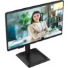 Monitor AOC 24P4U o przekątnej 23,8 cala wyświetla obraz z biurem w tle, z rośliną i półkami z książkami. Na dolnej ramce monitora widoczne jest logo "AOC".