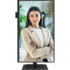 Monitor AOC 24P4U o przekątnej 23,8 cala wyświetla obraz kobiety w jasnej marynarce na tle biurowym z rośliną i lampą. Na ramce monitora widoczne jest logo "AOC".