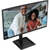 Monitor AOC 27E4CV o przekątnej 27 cali, rozdzielczości 1920x1080 pikseli, z matrycą IPS, częstotliwością odświeżania 120Hz i czasem reakcji 4 ms [GTG], wyświetla obraz przedstawiający dwie osoby w jasnym pomieszczeniu. Na dolnej ramce monitora widoczne jest logo "AOC".