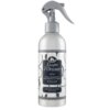 Srebrna butelka z szarym atomizerem, na której znajduje się etykieta z napisem: "Tesori d'Oriente, Spray Aromatico per Ambienti e Tessuti, Aromatic Linen and Room Spray, Muschio Bianco, White Musk". Etykieta ozdobiona jest czarno-białymi wzorami.
