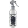 Srebrna butelka z szarym atomizerem, na której widnieje etykieta z napisem "Tesori d'Oriente" oraz "SPRAY AROMATICO PER AMBIENTE E TESSUTI AROMATIC LINEN AND ROOM SPRAY MUSCHIO BIANCO WHITE MUSK". Etykieta ozdobiona jest czarno-białymi wzorami kwiatowymi.