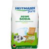 Opakowanie produktu "HEITMANN pure" z napisem "REINE SODA" oraz "Multifunktional in Haushalt und Garten" i "PURE SODA". Na opakowaniu widoczne są również grafiki przedstawiające metalowy garnek, niebieską koszulę i drewniane krzesło z etykietą "Natürlich 
