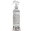 Przedstawione jest opakowanie produktu "Żelazko w sprayu TRI-BIO Natural 210 ml" z przezroczystym atomizerem. Na etykiecie widnieje tekst informacyjny dotyczący właściwości produktu, takich jak naturalność, wegańskość, brak perfum i barwników, oraz sposób