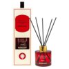 Czerwony flakon z patyczkami zapachowymi oraz pudełko z napisem "SORVELLA Home Fragrance Premium Red Baccarat". Flakon ma złotą nakrętkę, a na jego powierzchni widnieje napis "SORVELLA Home Fragrance Premium Red Baccarat".