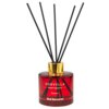 Czerwony flakon z patyczkami zapachowymi, na którym widnieje złoty napis "SORVELLA Home Fragrance Premium Red Baccarat". Flakon ma złotą nakrętkę, z której wystaje kilka czarnych patyczków.