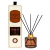 Brązowy flakon z patyczkami zapachowymi obok prostokątnego opakowania, na którym widnieje napis "SORVELLA Home Fragrance Premium Day Dreaming". Flakon ma złotą nakrętkę, a na jego etykiecie znajduje się ten sam napis co na opakowaniu.